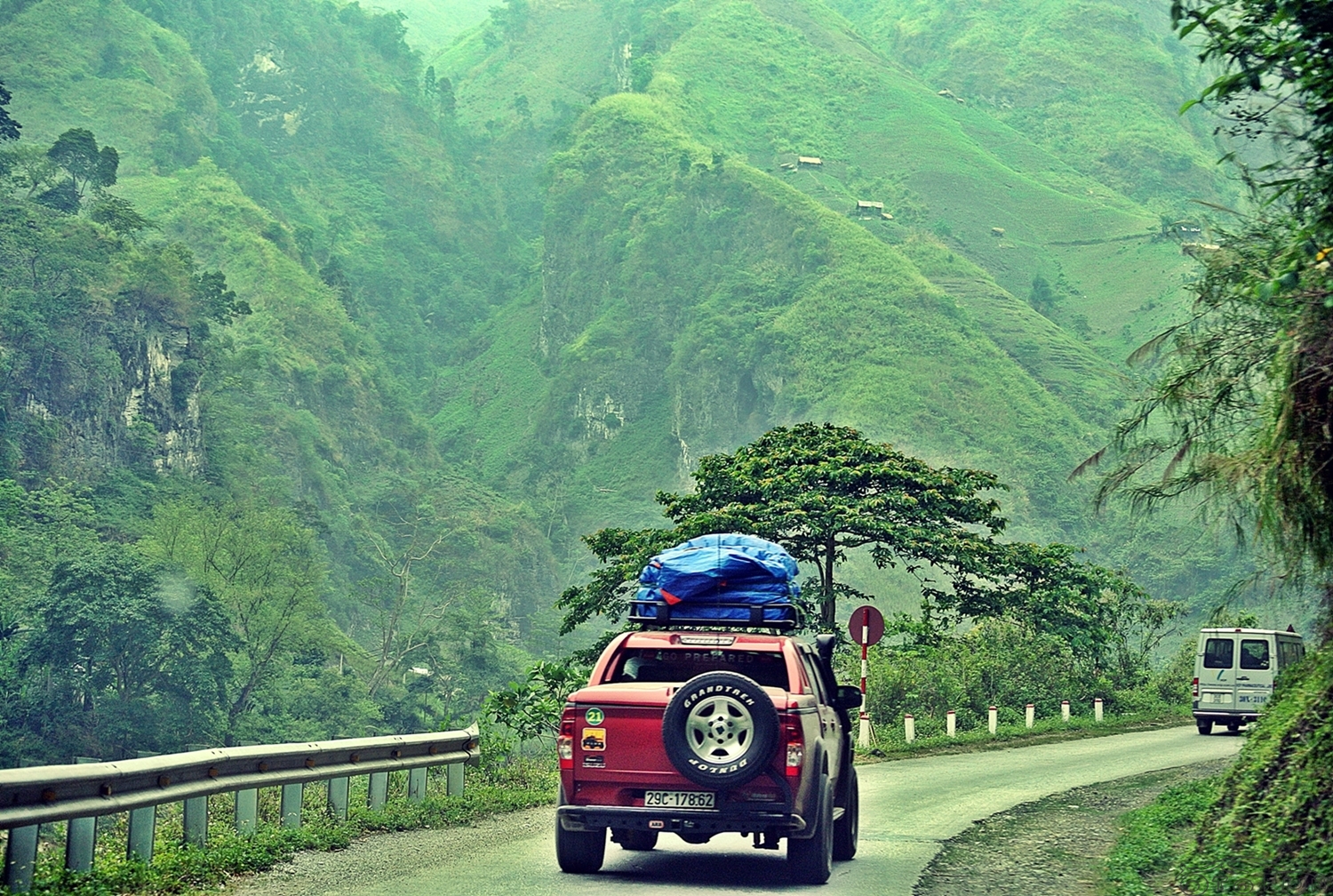 4WD Tour Vietnam Laos - Jeep Tour Vietnam to Laos 11 Days